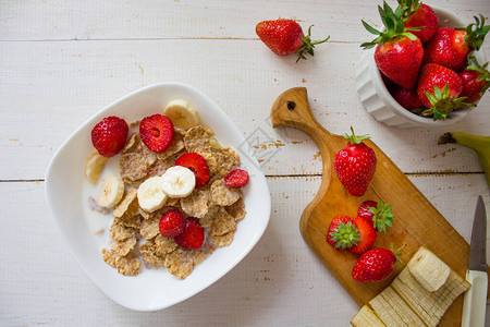 燕麦片配草莓和香蕉健康的早餐燕麦片在上面新鲜健康的早图片