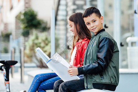 两个孩子上陀螺车学校穿着校服的现代学生一起阅读书本图片