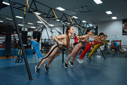 一群在健身房做健身运动的女图片