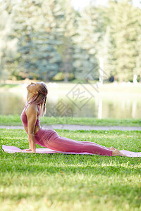 早上在公园绿草上独自在运动垫上锻炼的图片