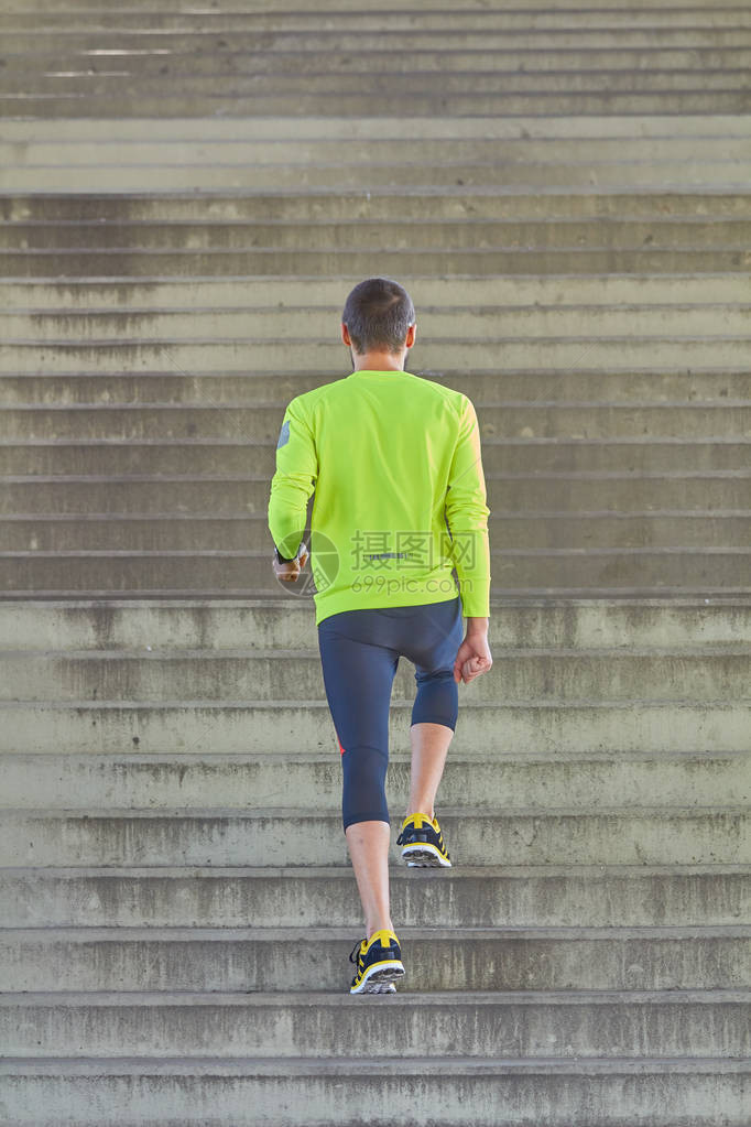 体育运动员在大城市的桥上跑步图片
