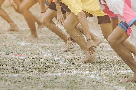 在学校体育赛道上跑步的学生健身培训在田高清图片