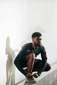 黑人运动健壮的年轻运动员在准备参加冲刺三亚特隆图片