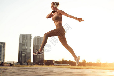 健身女人穿着运动服做跳跃运动图片