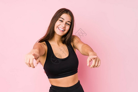 年轻caucasian健身女子做运动孤立的快乐微图片