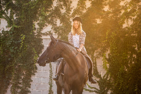 骑马的女孩骑马的女孩骑师图片