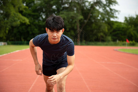 年轻的亚洲运动健壮青年跑在图片