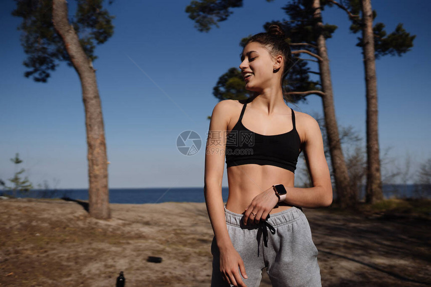 年轻妇女在公园里走来去摆着图片