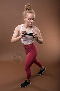 运动服中活跃的金发年轻女子穿着运动服图片