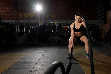 健壮的肌肉有吸引力的女在健身房图片