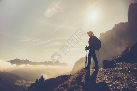 积极的徒步旅行者享受看多洛米蒂山脉景观的剪影成功健康积图片