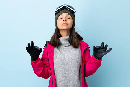 混血儿滑雪选手戴着滑雪眼镜在孤立图片
