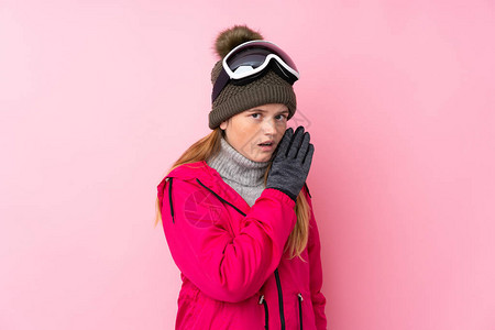 带着滑雪眼镜的乌克兰少年滑雪女郎在偏僻的粉红背景下悄图片