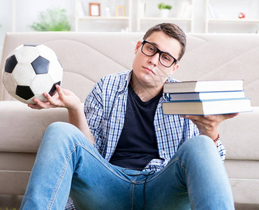 年轻学生试图平衡学习和足球运图片