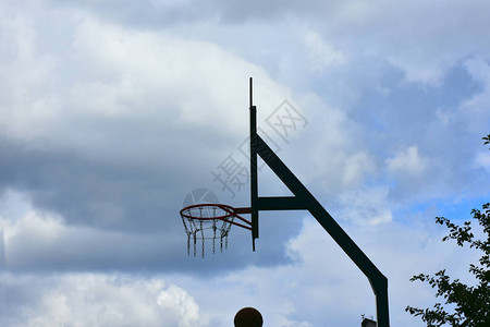 公园篮球场图片