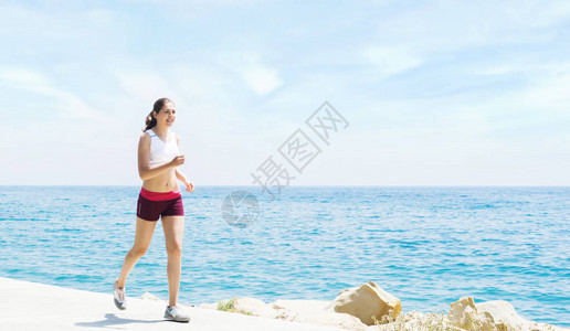 年轻健康运动型的女孩在户外健身房训练健身慢跑运动和健康的图片