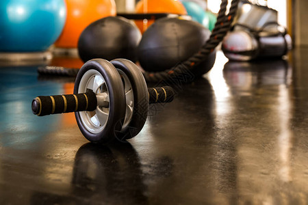 健身房健身器材的特写在健身房锻炼轮子健身滚轮设备图片
