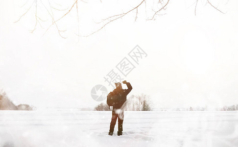 一个人在散步冬天风景冬季图片