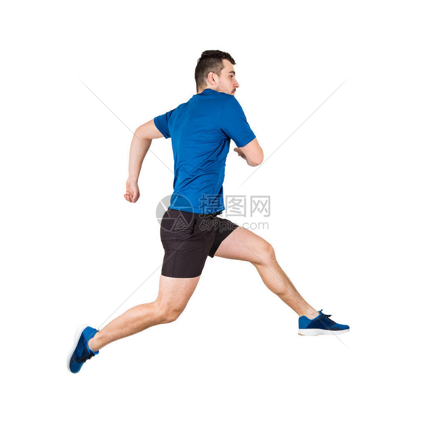 侧vie全长坚定的白种人男子运动员跳过孤立在白色背景的假想障碍穿着黑色和蓝色运动服的年轻跑图片