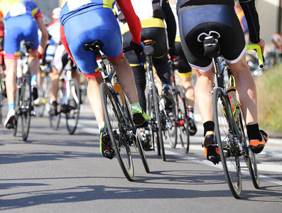 许多骑自行车者在自行车赛中快图片