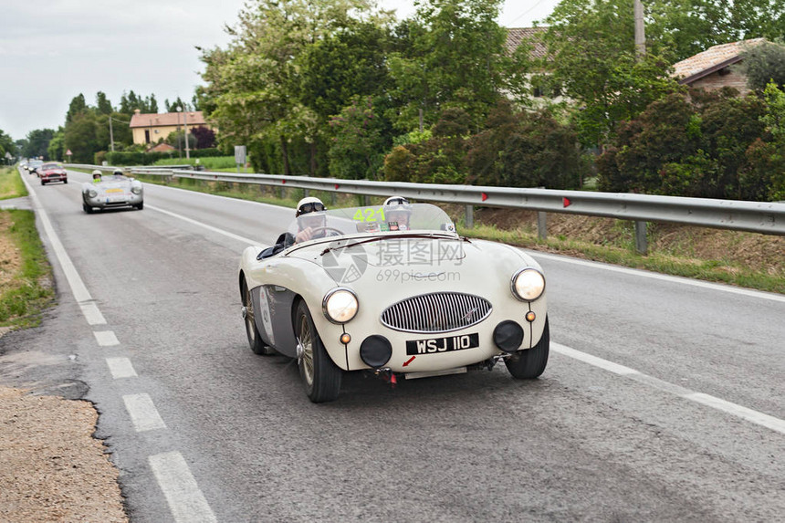 老式跑车AustinHealey100S1955于2013年5月17日在意大利拉文纳参加著名的意大利历史比赛19271957Mi图片