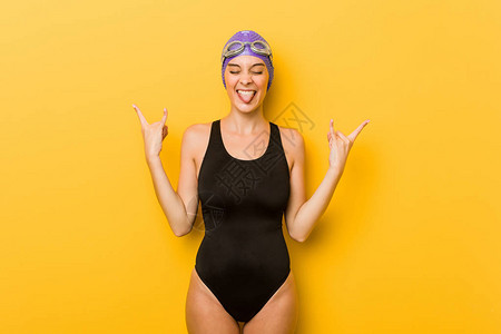 年轻游泳健壮的caucasian女人用手指图片