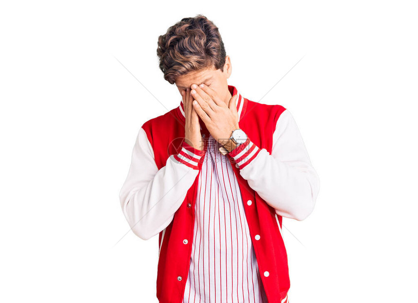 身着棒球制服的英俊男青年用眼摩擦眼睛图片