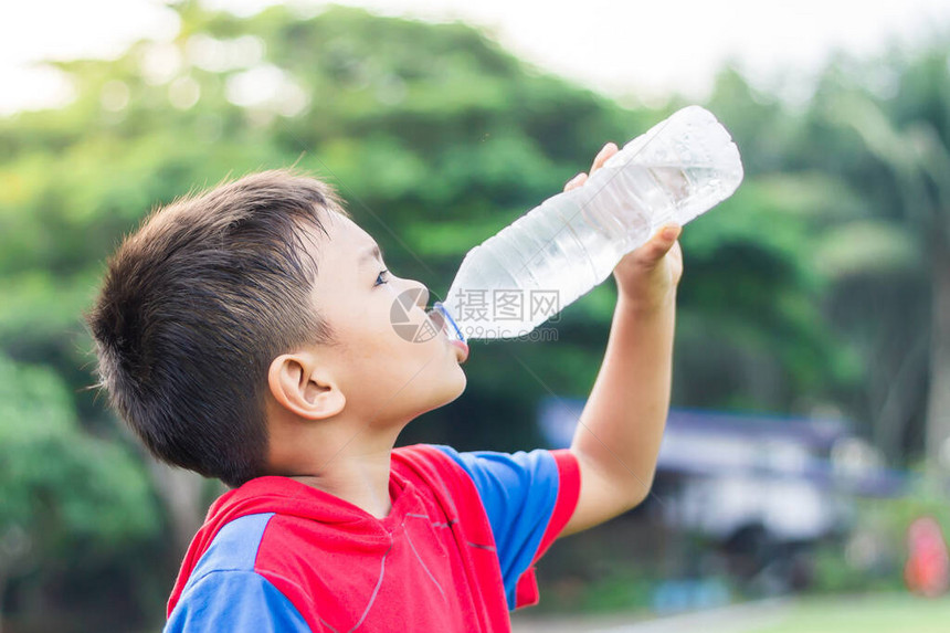 6岁儿童的肖像图快乐的亚洲儿童学生男孩用塑料瓶喝水运动完后健康的孩子和食物夏季图片