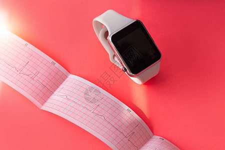 白色运动硅胶带上的智能手表图片