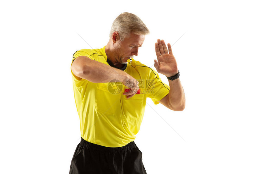 裁判在白色工作室背景下进行游戏时出示红牌并向足球或足球员打手势体育概念违反规则有争议的问图片