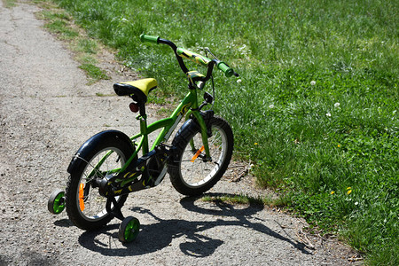 草地上的儿童自行车图片