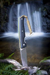 在瀑布附近野外生存和丛林生存的刀具图片
