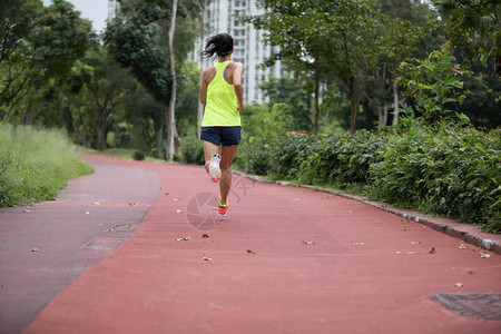 在户外跑步的体育运动员在图片