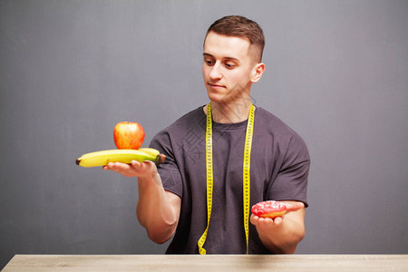 强壮的男人吃一顿水果的高蛋白餐图片