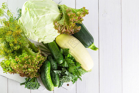 木桌上的新鲜绿色蔬菜图片