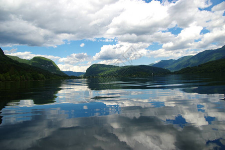 山上湖水清澈图片