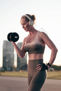 健身的运动型女孩穿着做体育锻炼图片