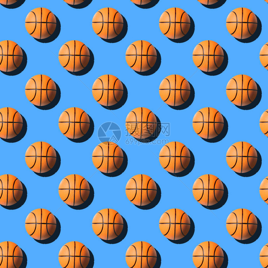 柔和的蓝色背景上的篮球无缝图案图片
