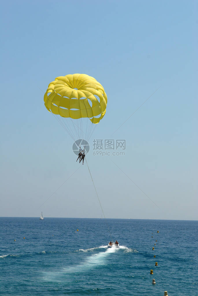 从尼斯海滩滑翔伞图片