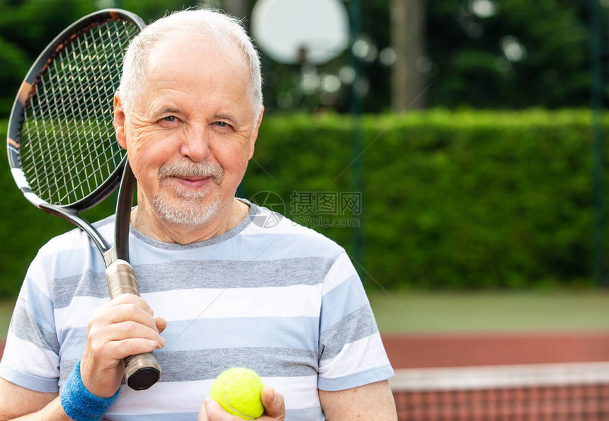 在职养恤金领取者在户外打网球的老年男子肖像退休运图片