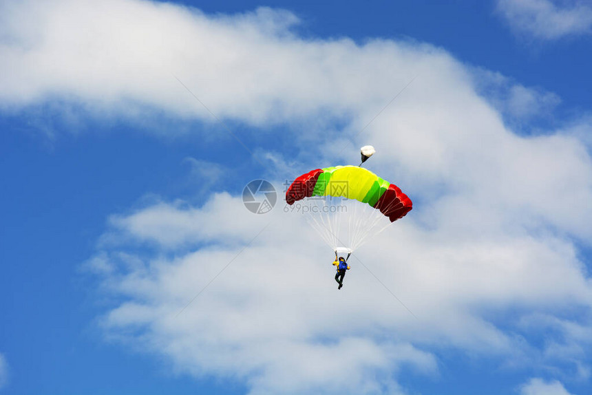 在天空飞翔的跳伞者图片