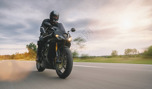 摩托车在乡村公路上以速度骑行在空旷的路上驾驶摩托车速度之旅个人文图片