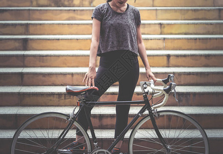 运动妇女骑自行车图片