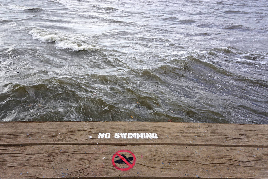 木制屏障上带有禁止游泳标志的禁止游泳标志警告游客不要在哈图片