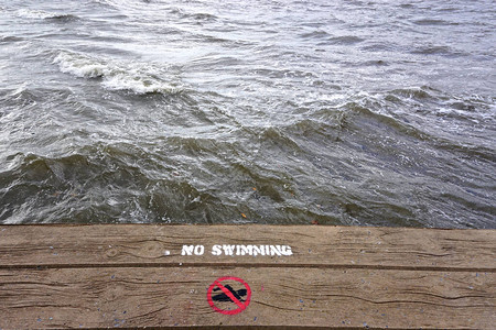 木制屏障上带有禁止游泳标志的禁止游泳标志警告游客不要在哈图片