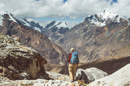 在高山徒步旅行的背包客图片