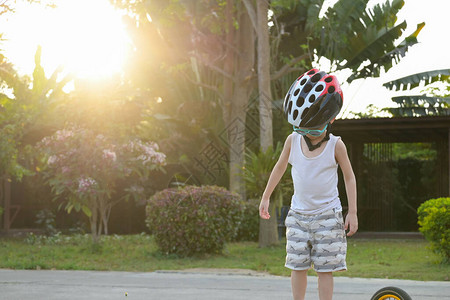 可爱的孩子戴太阳镜和运动头盔图片
