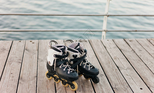 海边露台上的旧轮滑鞋背景图片