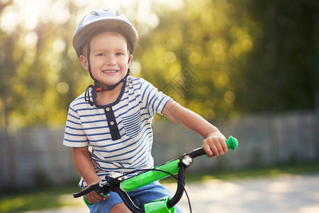 3岁男孩骑自行车玩得开图片