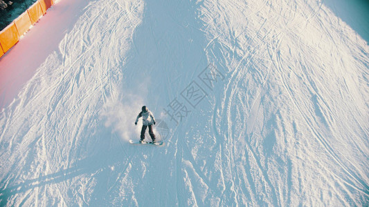 单板滑雪一个人滑下山中景图片